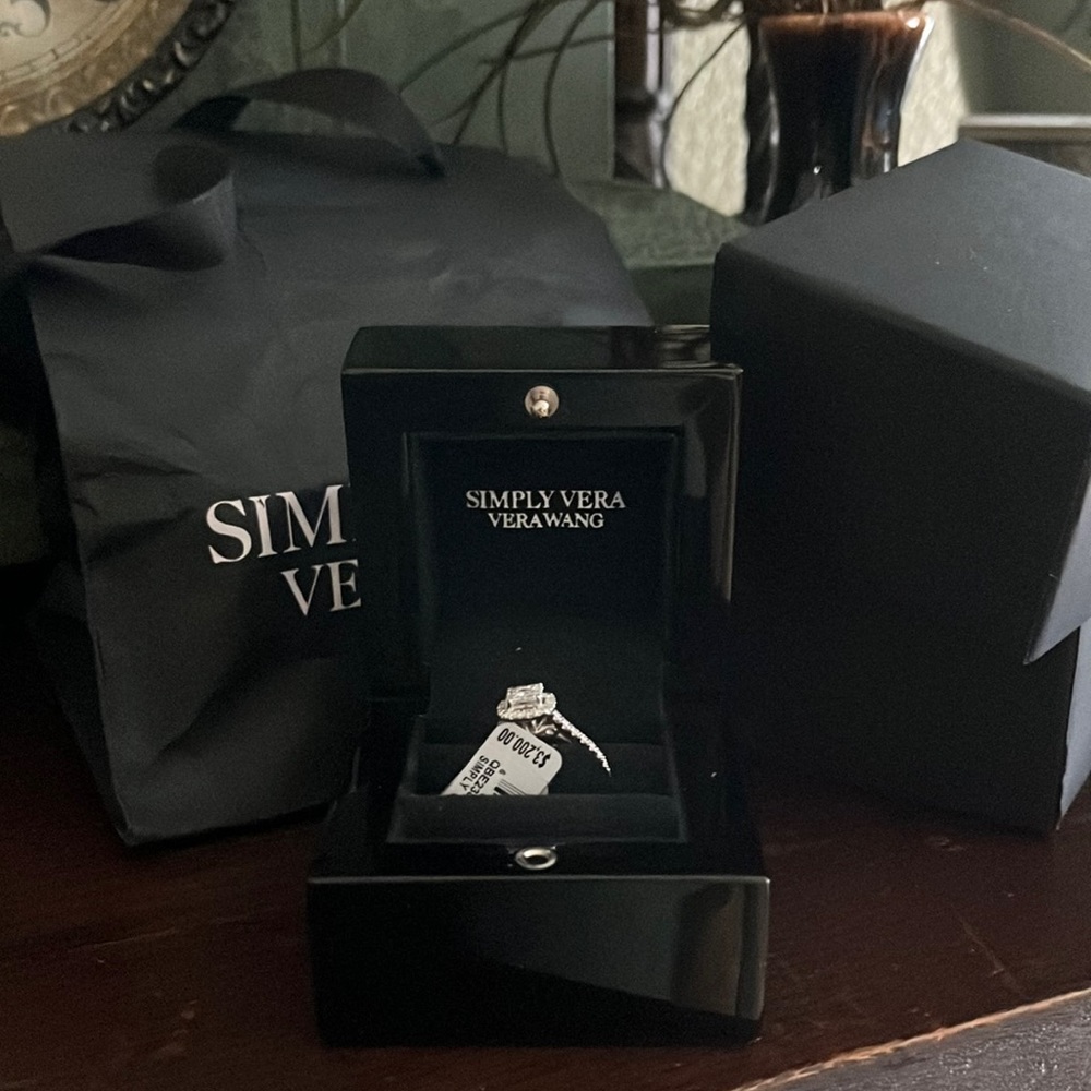 Beautiful engagement ring, never placed on finger sadly